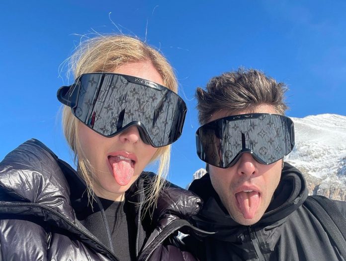 Il selfie di Chiara Ferragni e Fedez con le maschere da sci Louis Vuitton