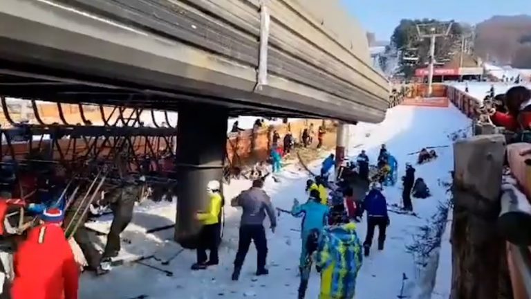 Corea del Sud, video della seggiovia che si rompe a Bears Town e gli sciatori si mettono in salvo