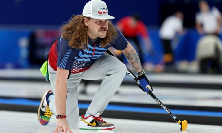 Olimpiadi invernali Pechino 2022 social impazziti per il vip del curling Matt Hamilton, ma chi è?