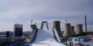 La rampa del Big Air Shougang costruita per le Olimpiadi Invernali di Pechino 2022 si trova di fianco ad un'acciaieria