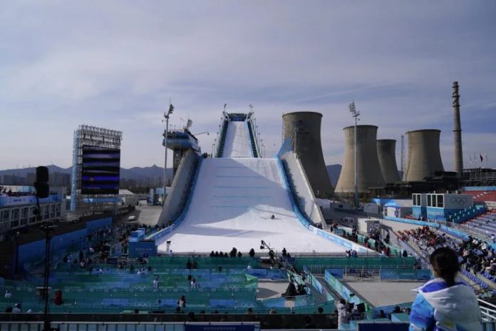 La rampa del Big Air Shougang costruita per le Olimpiadi Invernali di Pechino 2022 si trova di fianco ad un'acciaieria