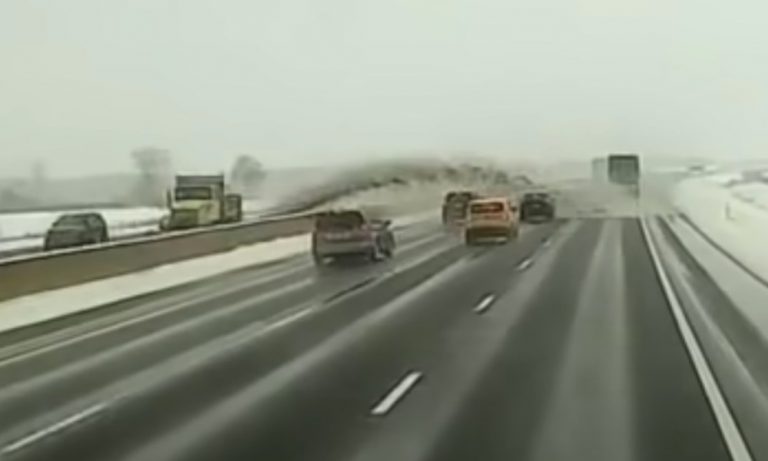 Spazzaneve danneggia 40 veicoli, 12 automobilisti feriti dopo aver gettato la neve nella corsia opposta