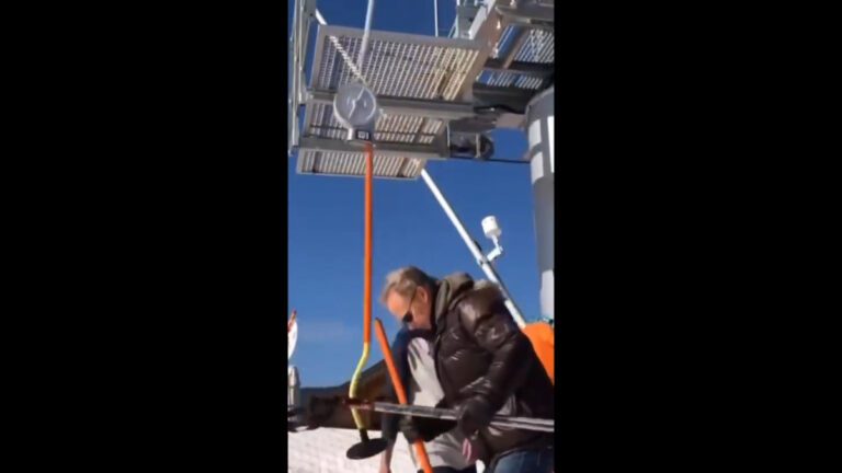L’addetto dell’impianto di risalita si prende gioco dello sciatore facendogli uno scherzo – VIDEO