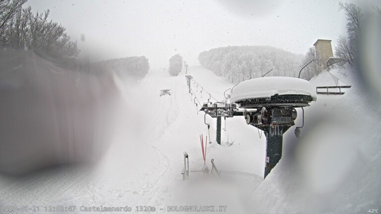 Bufera di neve nelle Marche superati i 100 centimetri di neve in montagna – VIDEO e FOTO