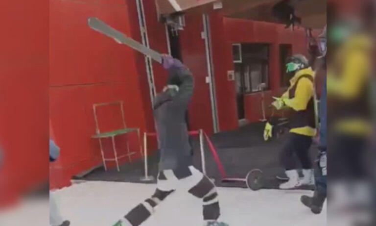 Rissa tra sciatori prima di salire in seggiovia (VIDEO)