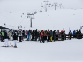 Campo Felice da incubo, code, parcheggi selvaggi e km a piedi per raggiungere gli impianti