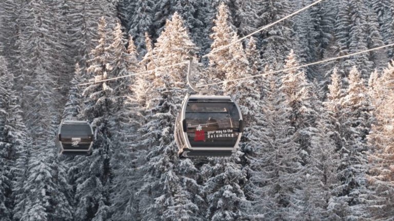 Val di Fassa, snowboarder scrive con la vernice sulla telecabina del Ciampac. Multa salata da 3.100 euro