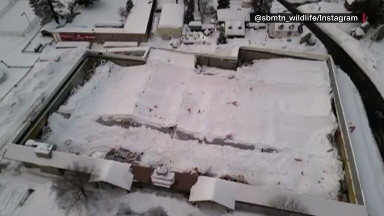 San Bernardino, oltre due metri di neve fa crollare il tetto del supermercato gli abitanti del paese senza cibo – VIDEO