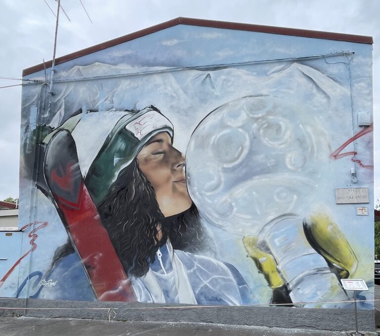 Federica Brignone celebrata a Milano con un murales