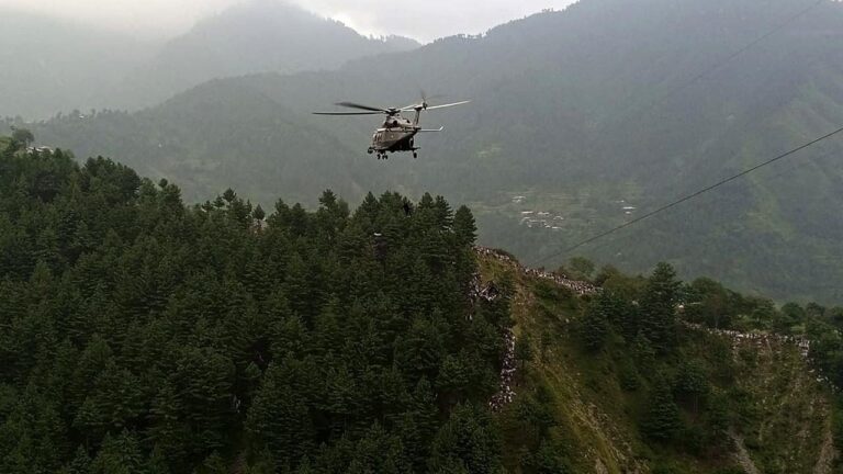 Pakistan, funivia bloccata a 300 metri d’altezza, il VIDEO del salvataggio dei 6 bambini è da brividi