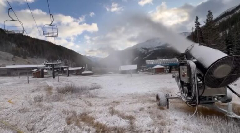 Colorado, innevamento artificiale a pieno regime sulle piste da sci di Loveland
