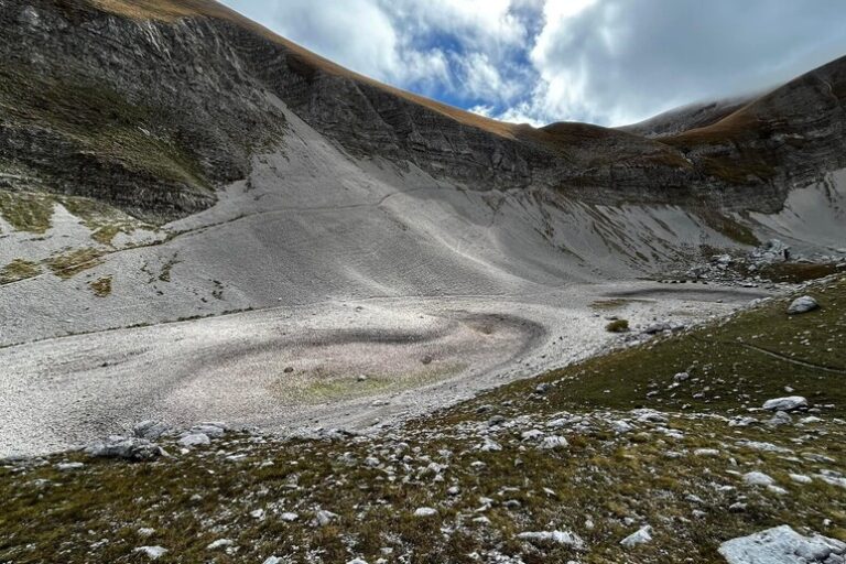 Monti Sibillini, a causa della siccità il Lago di Pilato è senza acqua