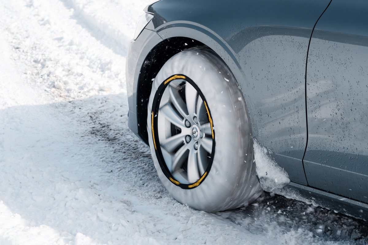 Calze da neve omologate per auto: cosa dice la legge, come metterle e  consigli utili