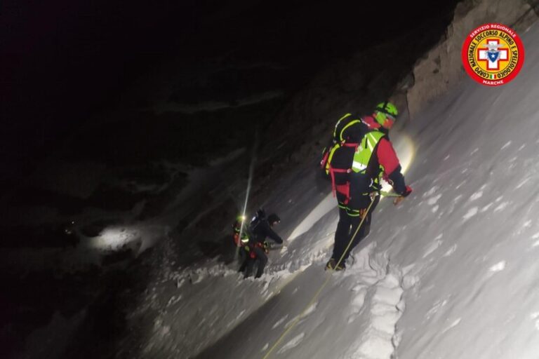 Escursionista si perde sui Monti Sibillini interviene l’elicottero del Soccorso Alpino