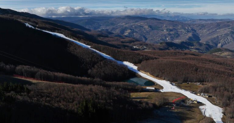 Monte Cimone, il video dal drone mostra la presenza della neve solo sulle piste da sci