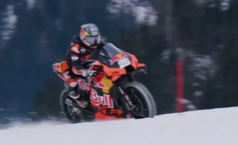 MotoGP, Pedrosa se la spassa sulla neve con la KTM RC16 – VIDEO
