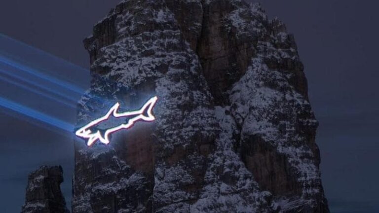 Il rifugio Scoiattoli proietta lo squalo di Paul & Shark suo sponsor sulle Cinque Torri ed è subito polemica a Cortina – VIDEO