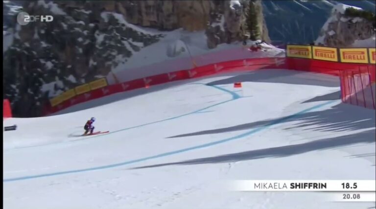 Cortina, cade in pista Mikaela Shiffrin soccorsa con l’elicottero – VIDEO