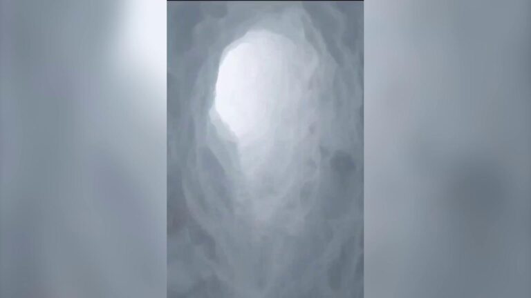 Emergenza in Russia, dopo la tempesta tunnel nella neve per uscire di casa – VIDEO