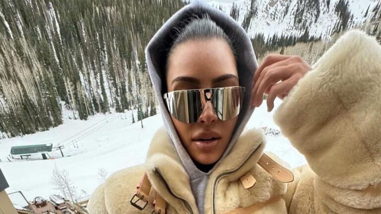 Kim Kardashian in vacanza sulla neve di Aspen con una borsa di pelliccia da 9mila euro