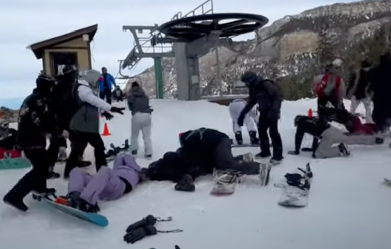 Lee Canyon, saltano la fila della seggiovia e si scatena una maxi rissa sulla pista – VIDEO