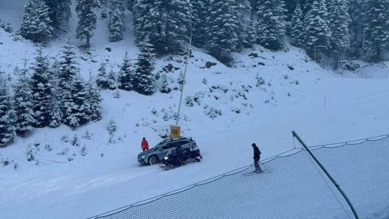 San Martino di Castrozza, auto entra nella pista da sci ancora piena di sciatori – VIDEO