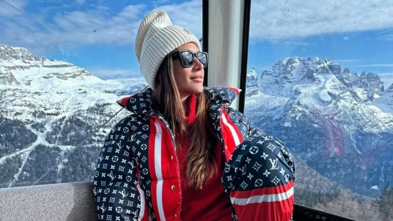 Melissa Satta se la spassa sulla neve con le amiche: quanto costa la sua tuta da sci di Louis Vuitton?