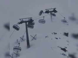 Cervinia, gli sciatori sulla seggiovia di Cretaz in balia delle raffiche di vento a 110 km/h