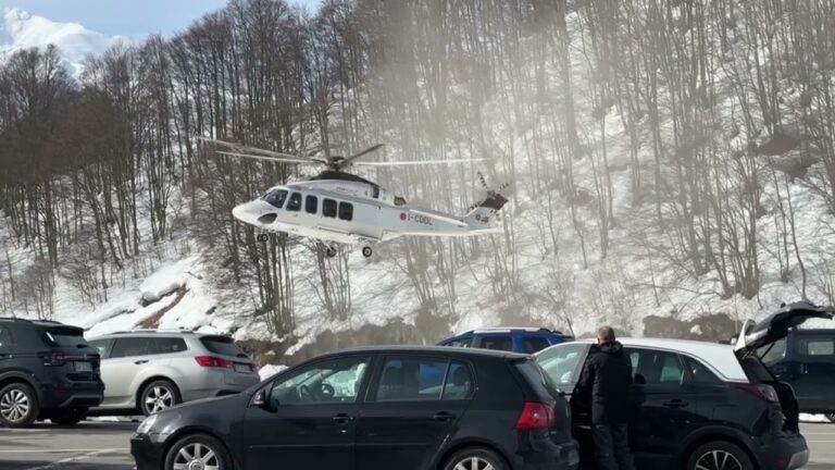 Silvia Toffanin atterra con l’elicottero sulla neve vicino alle piste da sci di Prato Nevoso – VIDEO