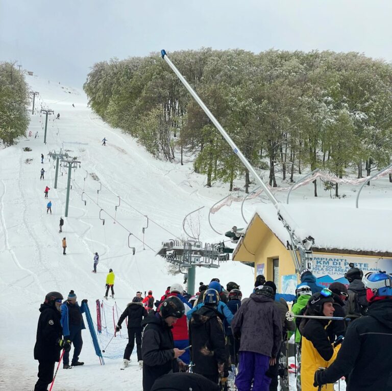 Bolognola, grazie alle nevicate sui Monti Sibillini piste e impianti aperti fino a fine mese