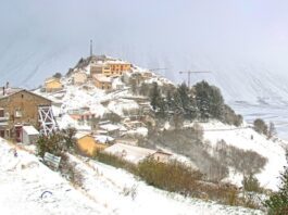 Freddo polare e neve sui monti Sibillini imbiancato anche Castelluccio di Norcia