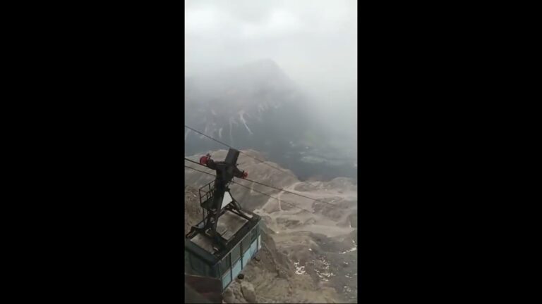 Cortina, si sgancia la cabina della funivia sulla Tofana con 30 persone a bordo – VIDEO