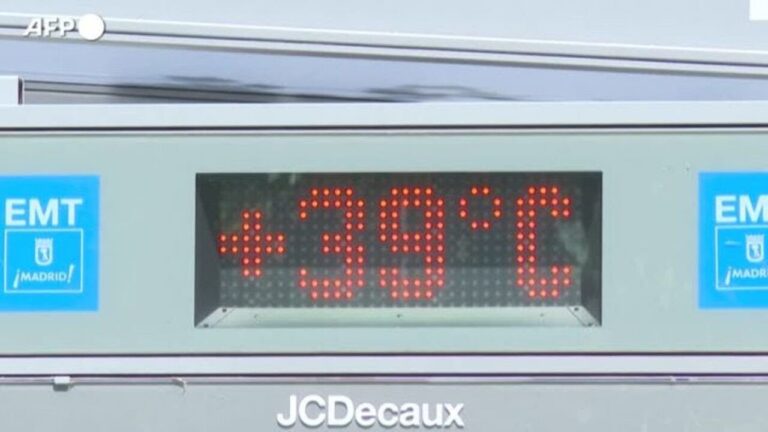 A Madrid i turisti scappano dal caldo (39 gradi) sciando indoor – video
