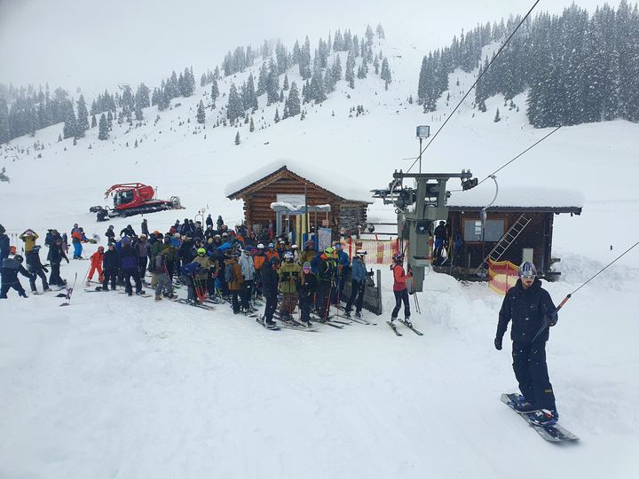 Austria, il maltempo fa aprire la stazione sciistica di Hochkeil e gli sciatori e snowboarder la prendono d’assalto