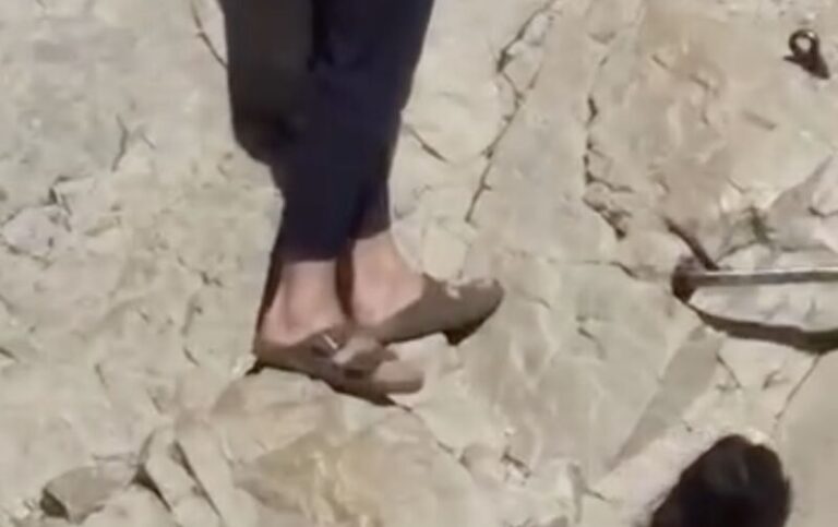 Germania, turista in Birkenstock scala la montagna più alta ed è polemica – video