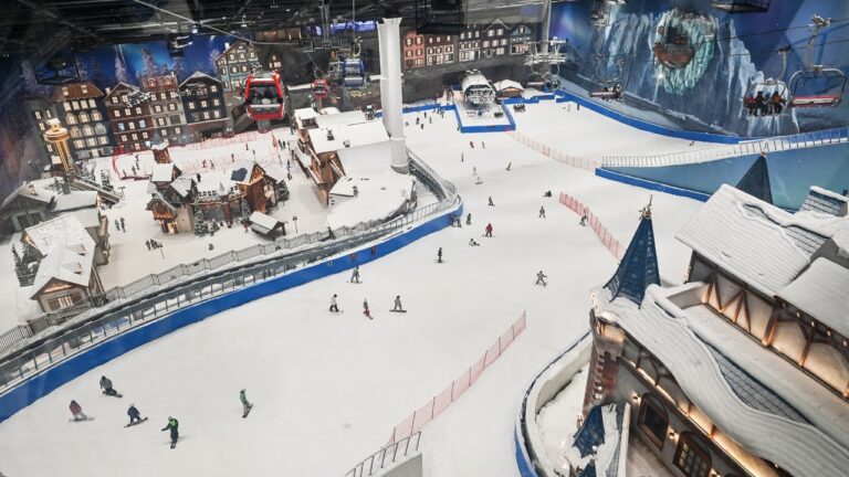 Il più grande resort sciistico indoor del mondo apre a Shanghai – video