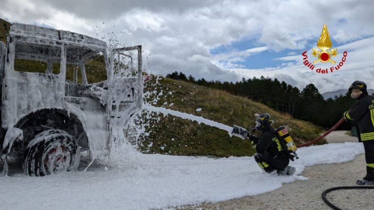 Frontignano, camion prende fuoco vicino alla seggiovia Belvedere intervento tempestivo dei vigili del fuoco