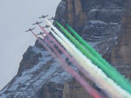 Alta Badia, lo spettacolare passaggio delle Frecce Tricolori sulle Dolomiti – VIDEO
