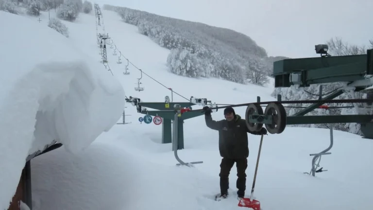 Monte Piselli dà il via allo sci: campetto in funzione, impianti pronti per l’inizio dell’anno