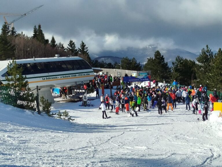 Neve straordinaria a Frontignano di Ussita: gli sciatori accorrono in massa