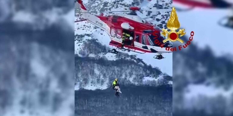 Il cane Anakin è salvo, spettacolare salvataggio con l’elicottero sul Monte Velino – VIDEO