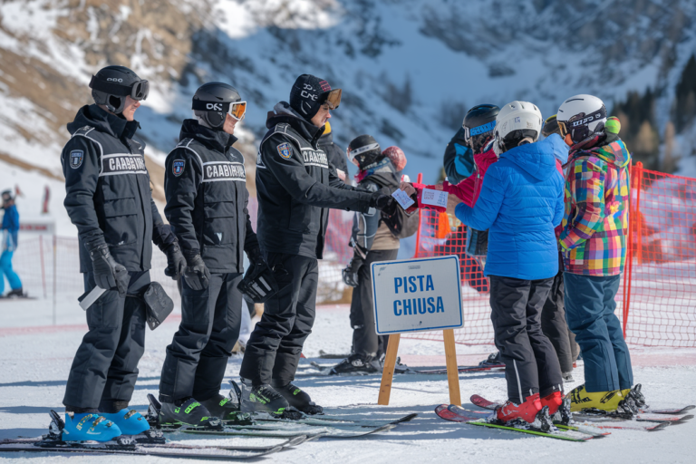 Obereggen, Carabinieri sanzionano sciatori che ignorano la pista chiusa