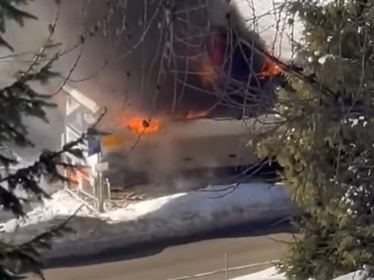 Passo San Pellegrino, skibus prende fuoco alla partenza della funivia – VIDEO