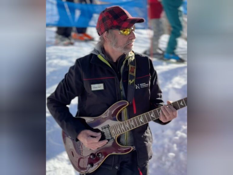 Svizzera, tutti pazzi per Silvano il chitarrista rock delle piste da sci – VIDEO
