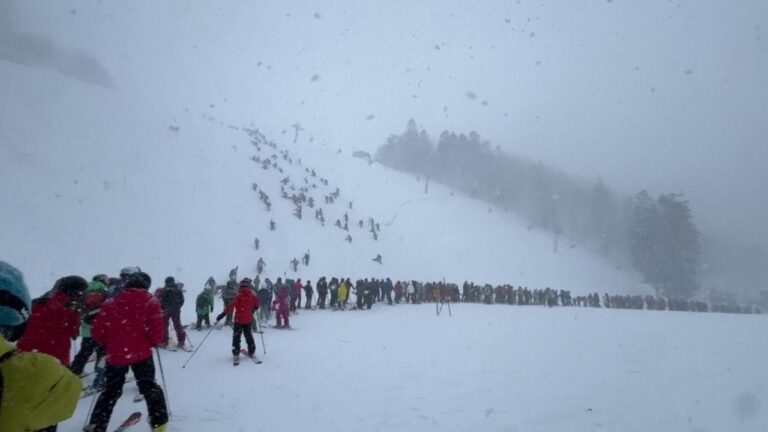 Giappone, attesa infinita agli impianti sciatori decidono di scalare la montagna – VIDEO