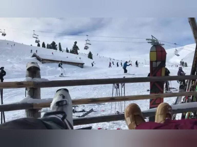 Turista tedesco perde il controllo della snowbike e si schianta sulla staccionata del rifugio – VIDEO