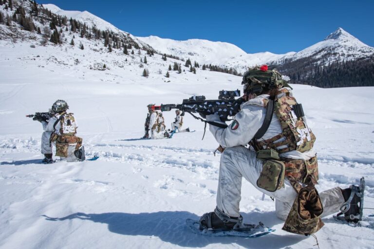 La Brigata Julia affronta le sfide del freddo esercitazione militare ad alta quota video