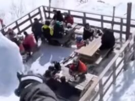 Sciatore lancia una palla di neve ghiacciata dalla seggiovia sui turisti – VIDEO