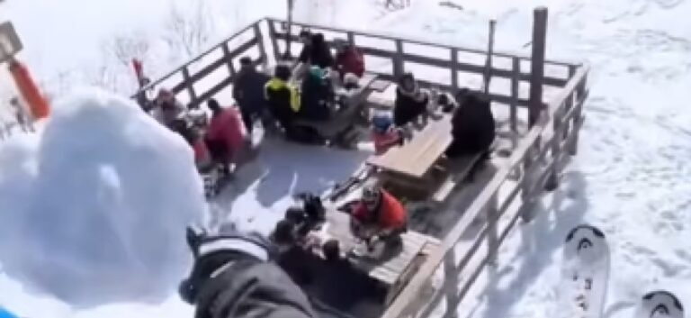 Sciatore lancia una palla di neve ghiacciata dalla seggiovia sui turisti – VIDEO