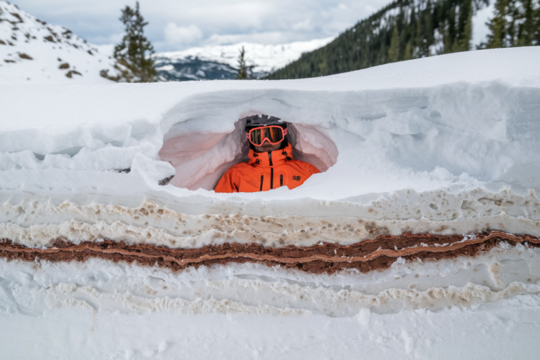 Travolto da una valanga e sepolto sotto un metro e mezzo di neve per 7 ore, scialpinista miracolosamente salvo in Norvegia